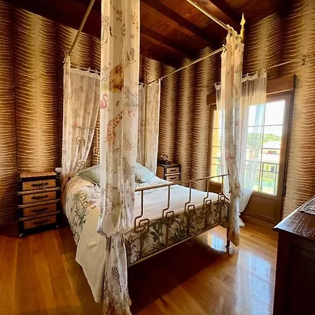 Secret Paradise, Stylish Host