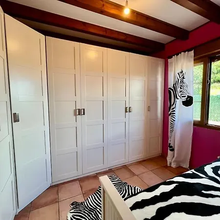 Secret Paradise, Stylish Host