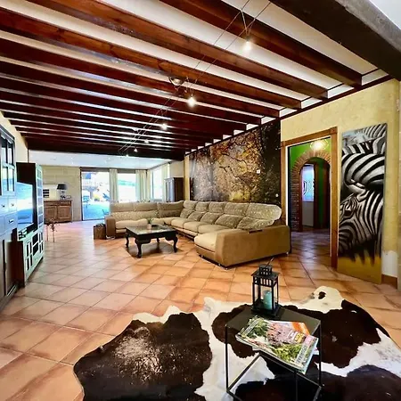 Secret Paradise, Stylish Host Camargo