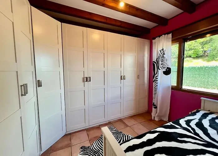 Secret Paradise, Stylish Host