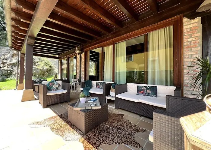 Secret Paradise, Stylish Host * Camargo