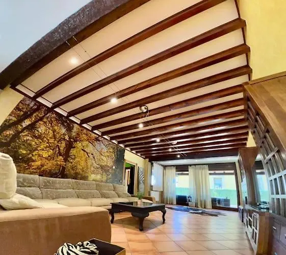 Secret Paradise, Stylish Host