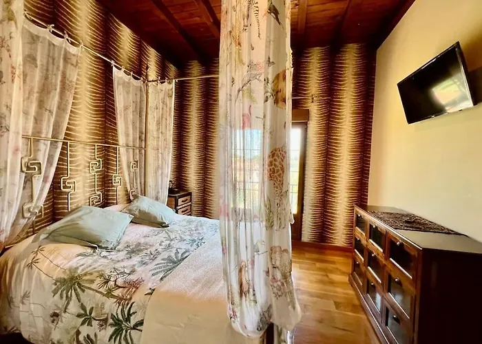 Secret Paradise, Stylish Host