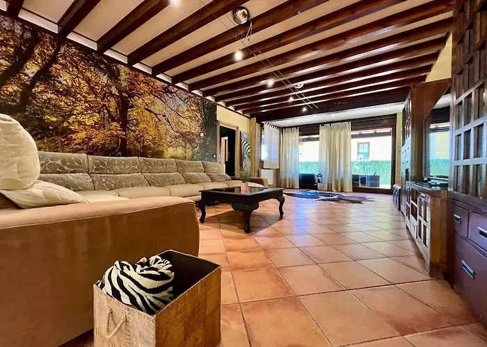 Secret Paradise, Stylish Host Camargo