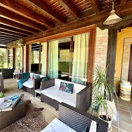 Secret Paradise, Stylish Host