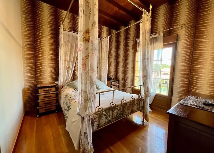 Secret Paradise, Stylish Host