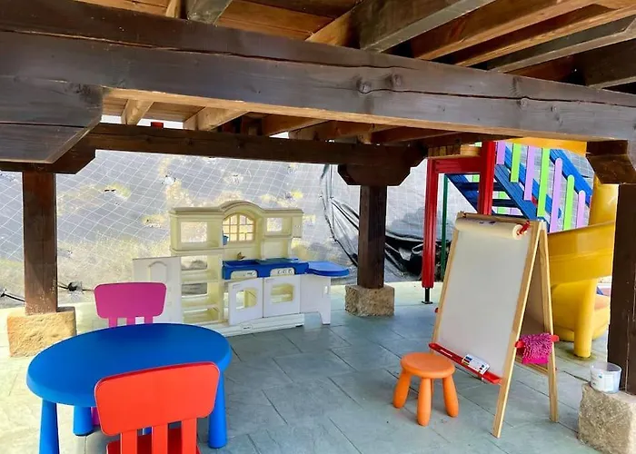 Secret Paradise, Stylish Host *