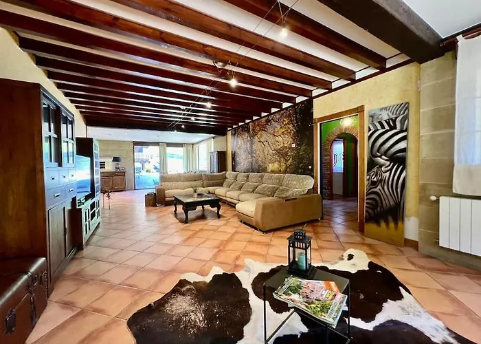 Secret Paradise, Stylish Host Camargo