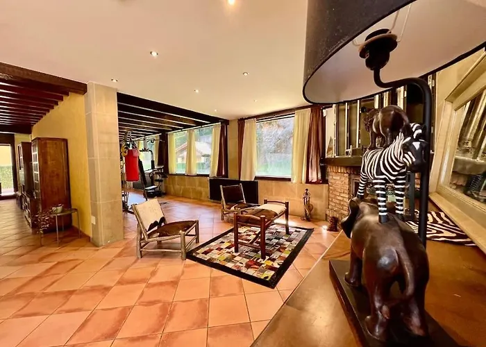 Secret Paradise, Stylish Host Camargo