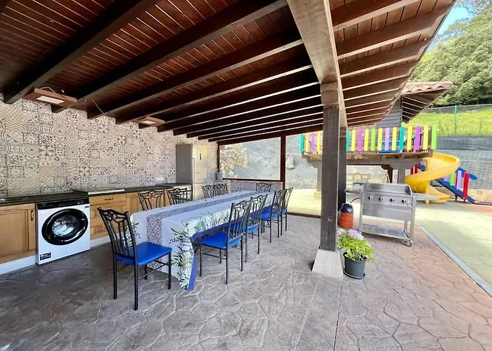 Secret Paradise, Stylish Host