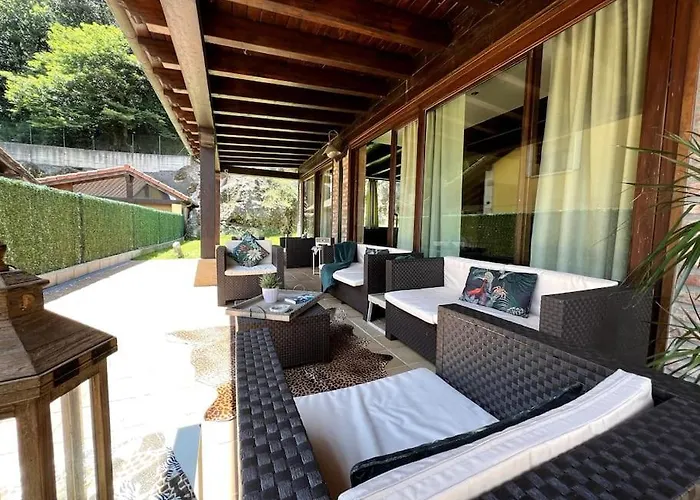 Secret Paradise, Stylish Host